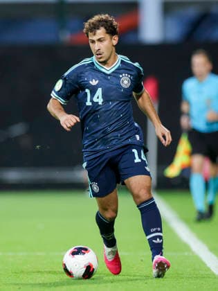 Taycan Etcibasi (Germany) kontrolliert den Ball, UEFA European Under-19 Championship 2026 Group A, Wales v Germany, Racecourse Ground am 01. July 2026 in Wrexham, Vereinigtes Königreich. (Foto von Marco Steinbrenner DeFodi Images) Taycan Etcibasi (Germany) controls the ball, UEFA European Under-19 Championship 2026 Group A, Wales v Germany, Racecourse Ground, July 1, 2026 in Wrexham, United Kingdom. (Photo by Marco Steinbrenner DeFodi Images) - *** Taycan Etcibasi of Germany controls the ball, 2026 UEFA European Under-19 Championship Group A, Wales vs. Germany, Racecourse Ground on July 1, 2026, in Wrexham, United Kingdom. Photo by Marco Steinbrenner, DeFodi Images. Taycan Etcibasi (Germany) controls the ball, 2026 UEFA European Under-19 Championship, Group A, Wales vs. Germany, Racecourse Ground, July 1, 2026, in Wrexham, United Kingdom. Photo by Marco Steinbrenner, DeFodi Images