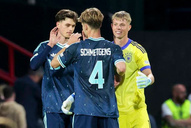 Luca Erlein (Germany), Mick Schmetgens (Germany) und Torhueter Florian Hellstern (Germany) jubeln, UEFA European Under-19 Championship 2026 Group A, Wales v Germany, Racecourse Ground am 01. July 2026 in Wrexham, Vereinigtes Königreich. (Foto von Marco Steinbrenner DeFodi Images) Luca Erlein (Germany), Mick Schmetgens (Germany) und Torhueter Florian Hellstern (Germany) cheer, UEFA European Under-19 Championship 2026 Group A, Wales v Germany, Racecourse Ground, July 1, 2026 in Wrexham, United Kingdom. (Photo by Marco Steinbrenner DeFodi Images) - *** Luca Erlein (Germany), Mick Schmetgens (Germany), and goalkeeper Florian Hellstern (Germany) celebrate, 2026 UEFA European Under-19 Championship Group A, Wales vs. Germany, Racecourse Ground on July 1, 2026, in Wrexham, United Kingdom. Photo by Marco Steinbrenner, DeFodi Images. Luca Erlein (Germany), Mick Schmetgens (Germany), and goalkeeper Florian Hellstern (Germany) cheer, UEFA European Under-19 Championship 2026, Group A, Wales vs. Germany, Racecourse Ground, July 1, 2026, in Wrexham, United Kingdom. Photo by Marco Steinbrenner, DeFodi Images