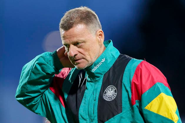 Trainer Christian Woerns (Germany) schaut, UEFA European Under-19 Championship 2026 Group A, Wales v Germany, Racecourse Ground am 01. July 2026 in Wrexham, Vereinigtes Königreich. (Foto von Marco Steinbrenner DeFodi Images) Trainer Christian Woerns (Germany) looks on, UEFA European Under-19 Championship 2026 Group A, Wales v Germany, Racecourse Ground, July 1, 2026 in Wrexham, United Kingdom. (Photo by Marco Steinbrenner DeFodi Images) - *** Coach Christian Woerns of Germany looks on, UEFA European Under-19 Championship 2026 Group A, Wales vs. Germany, Racecourse Ground on July 1, 2026, in Wrexham, United Kingdom. Photo by Marco Steinbrenner, DeFodi Images. Coach Christian Woerns of Germany looks on, UEFA European Under-19 Championship 2026, Group A, Wales vs. Germany, Racecourse Ground, July 1, 2026, in Wrexham, United Kingdom. Photo by Marco Steinbrenner, DeFodi Images