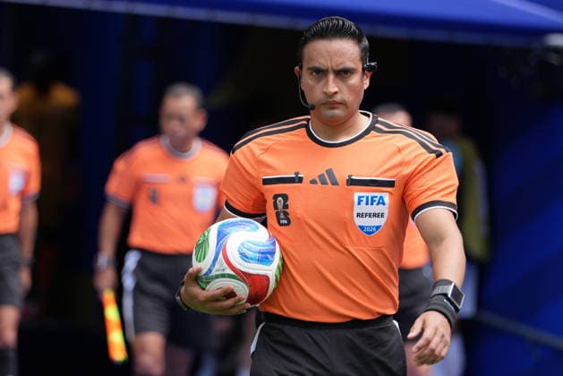 Belgium v Senegal - FIFA World Cup, WM, Weltmeisterschaft, Fussball 2026 - Round of 32 SEATTLE, USA - JULY 01: Referee Said Martinez takes the pitch during the 2026 FIFA World Cup Round of 32 match between Belgium and Senegal at Lumen Field (Seattle Stadium) in Seattle, Washington, United States on July 01, 2026. Ercin Erturk Anadolu Washington United States. Editorial use only. Please get in touch for any other usage.  Copyright: x2026xAnadoluxErcinxErturkx