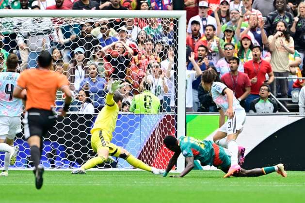 Belgium vs Senegal - 2026 FIFA World Cup, WM, Weltmeisterschaft, Fussball SEATTLE, USA - JULY 01 : Courtois Thibaut goalkeeper of Belgium, Diarra Habib midfielder of Senegal scores a goal during the FIFA World Cup 2026 Round of 32 match between Belgium and Senegal at the Lumen Field stadium on July 01, 2026 in Seattle, USA, 15 06 2026 Seattle United States of America  Copyright: xJanxDexMeuleneirx