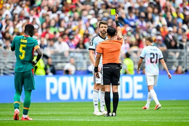 Belgium vs Senegal - 2026 FIFA World Cup, WM, Weltmeisterschaft, Fussball SEATTLE, USA - JULY 01 : referee giving a yellow card to Mechele Brandon defender of Belgium during the FIFA World Cup 2026 Round of 32 match between Belgium and Senegal at the Lumen Field stadium on July 01, 2026 in Seattle, USA, 15 06 2026 Seattle United States of America  Copyright: xNicoxVereeckenx
