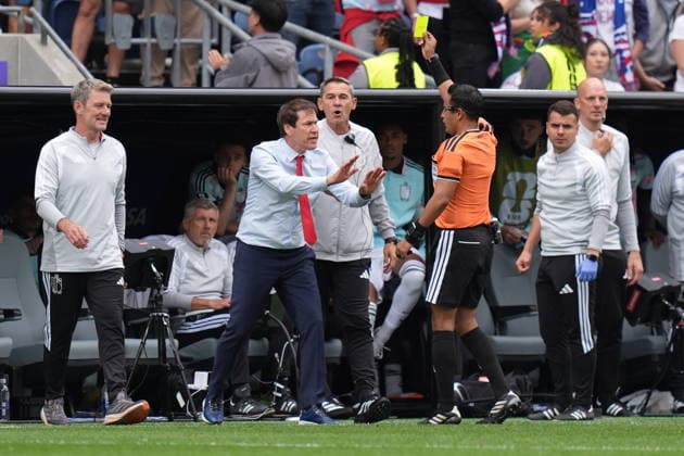 Belgium v Senegal - FIFA World Cup, WM, Weltmeisterschaft, Fussball 2026 - Round of 32 SEATTLE, USA - JULY 01: Referee Said Martinez shows a yellow card to Rudi Garcia, head coach of Belgium during the 2026 FIFA World Cup Round of 32 match between Belgium and Senegal at Lumen Field (Seattle Stadium) in Seattle, Washington, United States on July 01, 2026. Ercin Erturk Anadolu Washington United States. Editorial use only. Please get in touch for any other usage.  Copyright: x2026xAnadoluxErcinxErturkx
