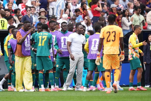 Belgium v Senegal - FIFA World Cup, WM, Weltmeisterschaft, Fussball 2026 - Round of 32 SEATTLE, USA - JULY 01: Pape Thiaw (C) head coach of Senegal talks to his players during the 2026 FIFA World Cup Round of 32 match between Belgium and Senegal at Lumen Field (Seattle Stadium) in Seattle, Washington, United States on July 01, 2026. Ercin Erturk Anadolu Washington United States. Editorial use only. Please get in touch for any other usage.  Copyright: x2026xAnadoluxErcinxErturkx