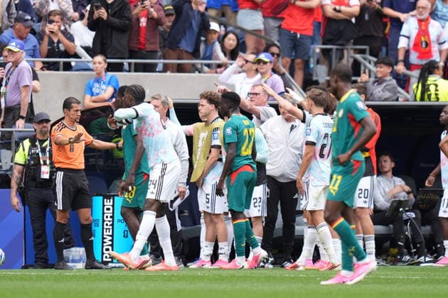 Belgium v Senegal - FIFA World Cup, WM, Weltmeisterschaft, Fussball 2026 - Round of 32 SEATTLE, USA - JULY 01: Players argue with the assistant referee during the 2026 FIFA World Cup Round of 32 match between Belgium and Senegal at Lumen Field (Seattle Stadium) in Seattle, Washington, United States on July 01, 2026. Ercin Erturk Anadolu Washington United States. Editorial use only. Please get in touch for any other usage.  Copyright: x2026xAnadoluxErcinxErturkx