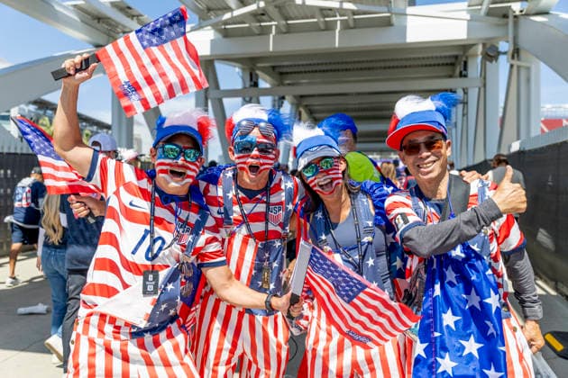 SANTA CLARA, CA - JULY 01: USA fans are ready before the FIFA World Cup, WM, Weltmeisterschaft, Fussball round of 32 match between the United States (USA) and Bosnia and Herzegovina on July 1, 2026 at San Francisco Bay Area Stadium in Santa Clara, CA. (Photo by Bob Kupbens Icon Sportswire) SOCCER: JUL 01 FIFA World Cup 26 Round of 32 - USA v Bosnia and Herzegovina EDITORIAL USE ONLY Icon260701001