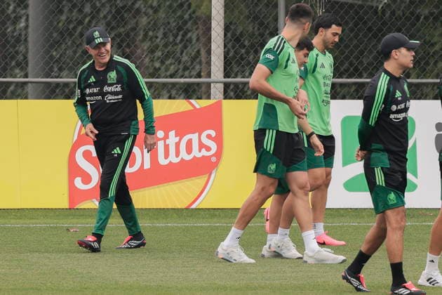 FIFA World Cup, WM, Weltmeisterschaft, Fussball 2026 - Mexico training session Mexico head coach Javier Aguirre (L) reacts during a training session as part of their preparation for the FIFA World Cup 2026 round of 16 soccer match against England, in Mexico City, Mexico, 01 July 2026. Mexico City Mexico  Copyright: xJosexMendezx