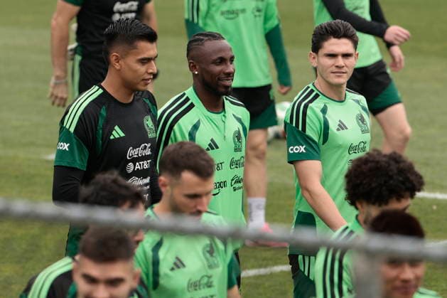FIFA World Cup, WM, Weltmeisterschaft, Fussball 2026 - Mexico training session (L-R) Raul Rangel, Julian Quinones and Israel Reyes of Mexico attend a training session as part of their preparation for the FIFA World Cup 2026 round of 16 soccer match against England, in Mexico City, Mexico, 01 July 2026. Mexico City Mexico  Copyright: xJosexMendezx