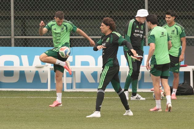 FIFA World Cup, WM, Weltmeisterschaft, Fussball 2026 - Mexico training session Mexico goalkeeper Guillermo Ochoa (C) in action during a training session as part of their preparation for the FIFA World Cup 2026 round of 16 soccer match against England, in Mexico City, Mexico, 01 July 2026. Mexico City Mexico  Copyright: xJosexMendezx