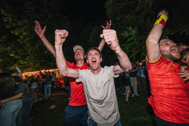 Belgian fans and supporters celebrate after scoring during a soccer game between Belgian national team, Nationalteam Red Devils and Senegal at the 2026 World Cup, on Wednesday 01 July 2026, at Place Dumont, in Stockel, Brussels. EMILExWINDAL  x180131189x
