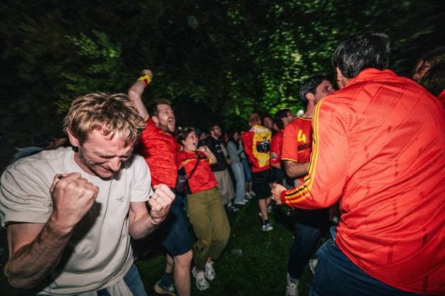 Belgian fans and supporters celebrate after scoring during a soccer game between Belgian national team, Nationalteam Red Devils and Senegal at the 2026 World Cup, on Wednesday 01 July 2026, at Place Dumont, in Stockel, Brussels. EMILExWINDAL  x180131194x