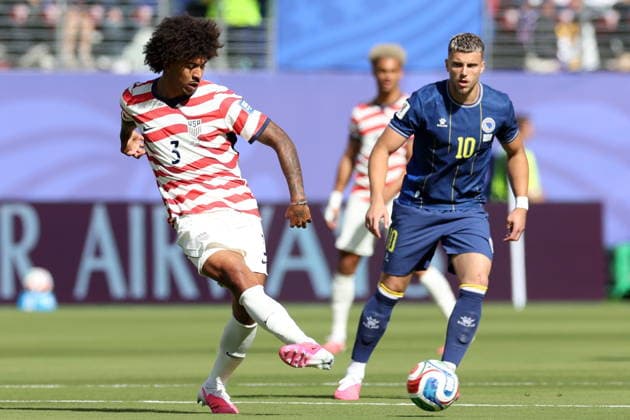 FIFA World Cup, WM, Weltmeisterschaft, Fussball 2026 - Round of 32 - USA vs Bosnia and Herzegovina Chris Richards of USA (L) in action against Ermedin Demirovic of Bosnia and Herzegovina during the FIFA World Cup 2026 Round of 32 match USA against Bosnia and Herzegovina, in San Francisco, Califronia, USA, 01 July 2026. SANTA CLARA United States  Copyright: xBENJAMINxFANJOYx