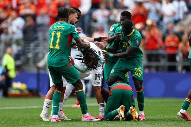 SEATTLE, WA - JULY 01: Players wrestle during the FIFA World Cup, WM, Weltmeisterschaft, Fussball 2026 Round of 32 match between Belgium and Senegal on July 1, 2026 at Seattle Stadium in Seattle, Washington. (Photo by Henry Rodenburg Icon Sportswire) SOCCER: JUL 01 FIFA World Cup 26 Round of 32 - Belgium v Senegal EDITORIAL USE ONLY Icon260701026