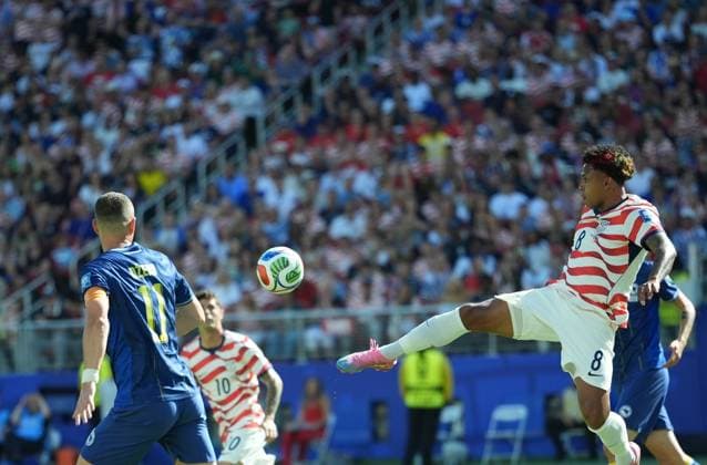 USA v Bosnia and Herzegovina - FIFA World Cup, WM, Weltmeisterschaft, Fussball 2026 - Round of 32 SANTA CLARA, CALIFORNIA - JULY 1: Weston McKennie (8) of USA in action agains Edin Dzeko (11) of Bosnia and Herzegovina during the 2026 FIFA World Cup Round of 32 match between USA vs Bosnia and Herzegovina at the San Francisco Stadium (Levi s Stadium) in Santa Clara, California, United States on July 1, 2026. Tayfun Coskun Anadolu California United States. Editorial use only. Please get in touch for any other usage.  Copyright: x2026xAnadoluxTayfunxCoskunx
