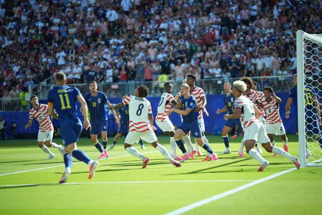 USA v Bosnia and Herzegovina - FIFA World Cup, WM, Weltmeisterschaft, Fussball 2026 - Round of 32 SANTA CLARA, CALIFORNIA - JULY 1: Weston McKennie (8) of USA in action agains Edin Dzeko (11) of Bosnia and Herzegovina during the 2026 FIFA World Cup Round of 32 match between USA vs Bosnia and Herzegovina at the San Francisco Stadium (Levi s Stadium) in Santa Clara, California, United States on July 1, 2026. Tayfun Coskun Anadolu California United States. Editorial use only. Please get in touch for any other usage.  Copyright: x2026xAnadoluxTayfunxCoskunx