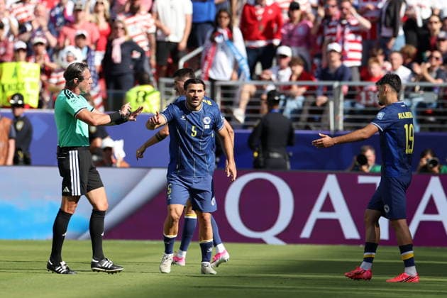 FIFA World Cup, WM, Weltmeisterschaft, Fussball 2026 - Round of 32 - USA vs Bosnia and Herzegovina Referee Raphael Claus (L) interacts with Sead Kolasinac (C) and Kerim Alajbegovic (R) of Bosnia and Herzegovina during the FIFA World Cup 2026 Round of 32 match USA against Bosnia and Herzegovina, in San Francisco, Califronia, USA, 01 July 2026. SANTA CLARA United States  Copyright: xBENJAMINxFANJOYx