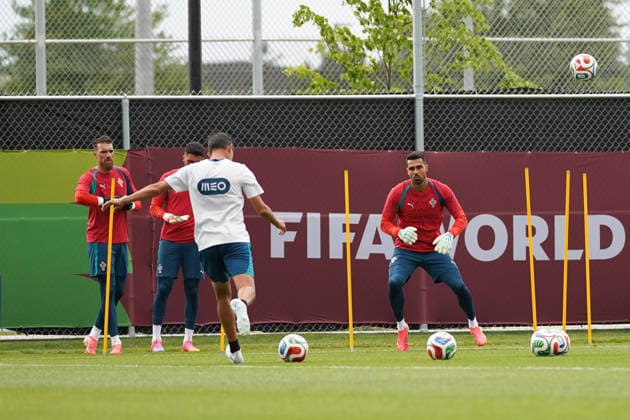 Portugal Training Day ahead FIFA World Cup, WM, Weltmeisterschaft, Fussball Round of 32 against Croatia Diogo Costa 01 of Portugal national football team warms-up during the training day, ahead the 2026 FIFA World Cup Round of 32 match against Croatia at Centennial Park. on July 1, 2026 in Toronto, Canada. (Photo by Leonardo Ramirez Eyepix Group) Copyright: xLeonardoxRamirezx xEyepixxGroupx LR26062026-01786