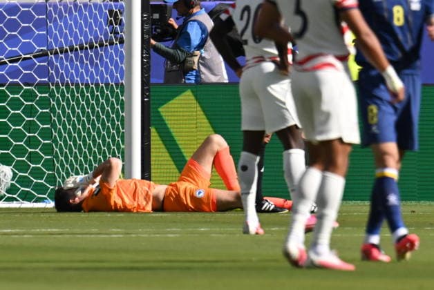 USA v Bosnia and Herzegovina - FIFA World Cup, WM, Weltmeisterschaft, Fussball 2026 - Round of 32 SANTA CLARA, CALIFORNIA - JULY 1: Nikola Vasilj (1) of Bosnia and Herzegovina gets injured during the 2026 FIFA World Cup Round of 32 match between USA vs Bosnia and Herzegovina at the San Francisco Stadium (Levi s Stadium) in Santa Clara, California, United States on July 1, 2026. Tayfun Coskun Anadolu California United States. Editorial use only. Please get in touch for any other usage.  Copyright: x2026xAnadoluxTayfunxCoskunx