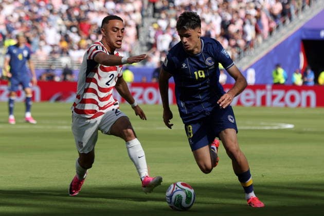 FIFA World Cup, WM, Weltmeisterschaft, Fussball 2026 - Round of 32 - USA vs Bosnia and Herzegovina Sergino Dest of USA (L) in action against Kerim Alajbegovic of Bosnia and Herzegovina (R) during the FIFA World Cup 2026 Round of 32 match USA against Bosnia and Herzegovina, in San Francisco, Califronia, USA, 01 July 2026. SANTA CLARA United States  Copyright: xBENJAMINxFANJOYx