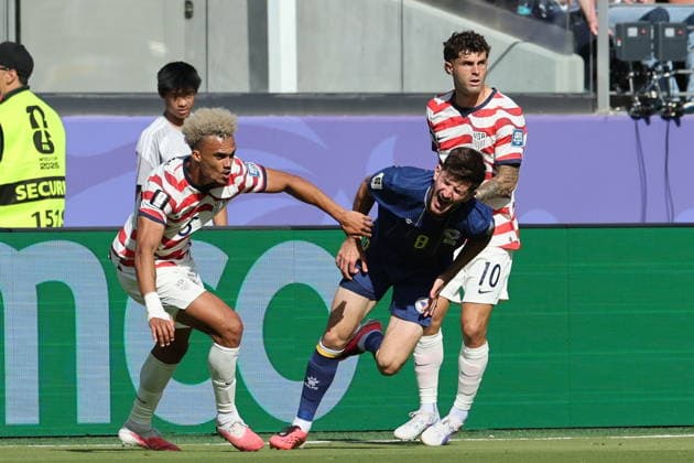 FIFA World Cup, WM, Weltmeisterschaft, Fussball 2026 - Round of 32 - USA vs Bosnia and Herzegovina Antonee Robinson (L) and Christian Pulisic (R) of USA in action against Armin Gigovic (C) of Bosnia and Herzegovina during the FIFA World Cup 2026 Round of 32 match USA against Bosnia and Herzegovina, in San Francisco, Califronia, USA, 01 July 2026. SANTA CLARA United States  Copyright: xBENJAMINxFANJOYx