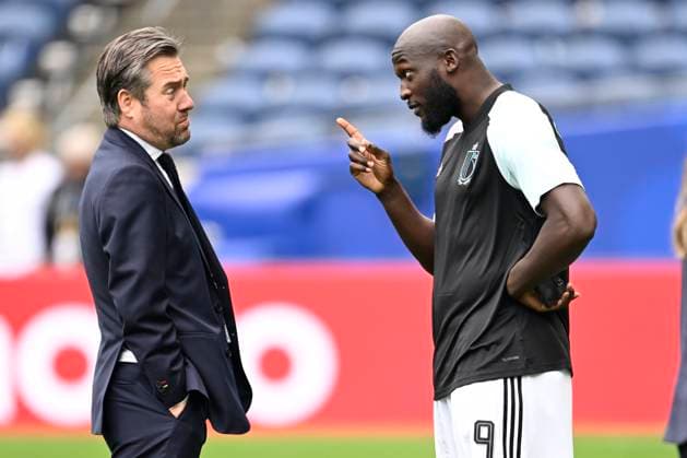 Belgium vs Senegal - 2026 FIFA World Cup, WM, Weltmeisterschaft, Fussball SEATTLE, USA - JULY 01 : Lukaku Romelu forward of Belgium talking to Mannaert Vincent sports director of Royal Belgian Football Federation during the FIFA World Cup 2026 Round of 32 match between Belgium and Senegal at the Lumen Field stadium on July 01, 2026 in Seattle, USA, 15 06 2026 Seattle United States of America  Copyright: xNicoxVereeckenx