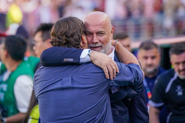 USA: Fußball FIFA World Cup, WM, Weltmeisterschaft, Fussball 2026, Sechzehntelfinale - USA vs Bosnien - Herzegowina im Levi™s Stadium (Santa Clara, San Francisco Bay Area, Kalifornien): Mauricio Pochettino (Trainer, USA) und Sergej Barbarez (Trainer Bosnien und Herzegowina) *** 2026 FIFA World Cup: USA vs. Bosnia and Herzegovina in the Round of 32 at Levi’s™ Stadium in Santa Clara, San Francisco Bay Area, California. Mauricio Pochettino, head coach of the USA, and Sergej Barbarez, head coach of Bosnia and Herzegovina. Copyright: xJOERANxSTEINSIEKx