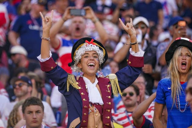 USA: Fußball FIFA World Cup, WM, Weltmeisterschaft, Fussball 2026, Sechzehntelfinale - USA vs Bosnien - Herzegowina im Levi™s Stadium (Santa Clara, San Francisco Bay Area, Kalifornien): Jubelnde US-Fußballfans auf der Tribüne während des Play-off-Spiels USA gegen Bosnien und Herzegowina. Fan im historischen Patrioten-Kostüm mit weißer Perücke und US-Farben, Zuschauer, Fankultur, Emotionen, Begeisterung, Kostüm, Gesichtsbemalung, Stadion, Stimmung, Support, Nationalfarben, Sportevent, Tribüne, Symbolbild. *** USA Soccer FIFA World Cup 2026, Round of 32: USA vs. Bosnia and Herzegovina at Levi’s Stadium in Santa Clara, San Francisco Bay Area, California. Cheering U.S. soccer fans in the stands during the playoff match between the USA and Bosnia and Herzegovina. A fan in a historic Patriot costume with a white wig and U.S. colors, Spectators, fan culture, emotions, enthusiasm, costume, face paint, stadium, atmosphere, support, national colors, sporting event, stands, symbolic image Copyright: xJOERANxSTEINSIEKx