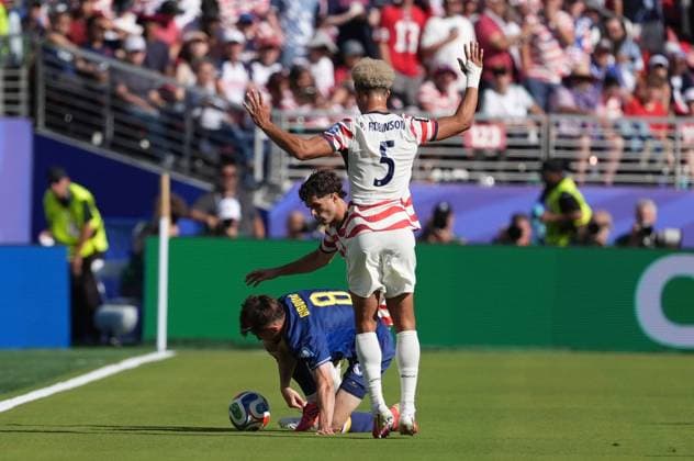 USA v Bosnia and Herzegovina - FIFA World Cup, WM, Weltmeisterschaft, Fussball 2026 - Round of 32 SANTA CLARA, CALIFORNIA - JULY 1: Richards (5) of USA in action against Armin Gigovic (8) of Bosnia and Herzegovina during the 2026 FIFA World Cup Round of 32 match between USA vs Bosnia and Herzegovina at the San Francisco Stadium (Levi s Stadium) in Santa Clara, California, United States on July 1, 2026. Tayfun Coskun Anadolu California United States. Editorial use only. Please get in touch for any other usage.  Copyright: x2026xAnadoluxTayfunxCoskunx