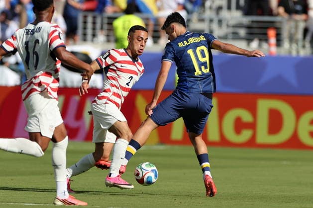 FIFA World Cup, WM, Weltmeisterschaft, Fussball 2026 - Round of 32 - USA vs Bosnia and Herzegovina Sergino Dest of USA (L) in action against Kerim Alajbegovic of Bosnia and Herzegovina (R) during the FIFA World Cup 2026 Round of 32 match USA against Bosnia and Herzegovina, in San Francisco, Califronia, USA, 01 July 2026. SANTA CLARA United States  Copyright: xBENJAMINxFANJOYx