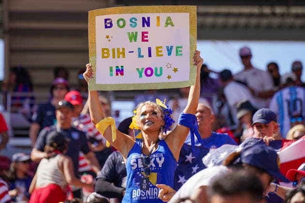 USA: Fußball FIFA World Cup, WM, Weltmeisterschaft, Fussball 2026, Sechzehntelfinale - USA vs Bosnien - Herzegowina im Levi™s Stadium (Santa Clara, San Francisco Bay Area, Kalifornien): Bosnische Fußballfanin hält während des Play-off-Spiels USA gegen Bosnien und Herzegowina ein Plakat mit der Aufschrift Bosnia, We BIH-lieve in You in die Höhe. Fanporträt, Porträt, Tribüne, Zuschauer, Fankultur, Bosnien und Herzegowina, Nationalfarben, Gesichtsbemalung, Transparent, Spruchband, Unterstützung, Stadionatmosphäre, Symbolbild. *** 2026 FIFA World Cup USA, Round of 16: USA vs. Bosnia and Herzegovina at Levi’s Stadium in Santa Clara, San Francisco Bay Area, California. A Bosnian soccer fan holds up a sign reading Bosnia during the playoff match between the USA and Bosnia and Herzegovina, We BIH love you during the playoff match between the USA and Bosnia and Herzegovina. Fan portrait, portrait, stands, spectators, fan culture, Bosnia and Herzegovina, national colors, face paint, banner, slogan, support, stadium atmosphere, symbolic image Copyright: xJOERANxSTEINSIEKx