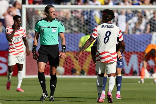 FIFA World Cup, WM, Weltmeisterschaft, Fussball 2026 - Round of 32 - USA vs Bosnia and Herzegovina Referee Raphael Claus (L) interacts with Weston McKennie of USA (R) during the FIFA World Cup 2026 Round of 32 match USA against Bosnia and Herzegovina, in San Francisco, Califronia, USA, 01 July 2026. SANTA CLARA United States  Copyright: xBENJAMINxFANJOYx