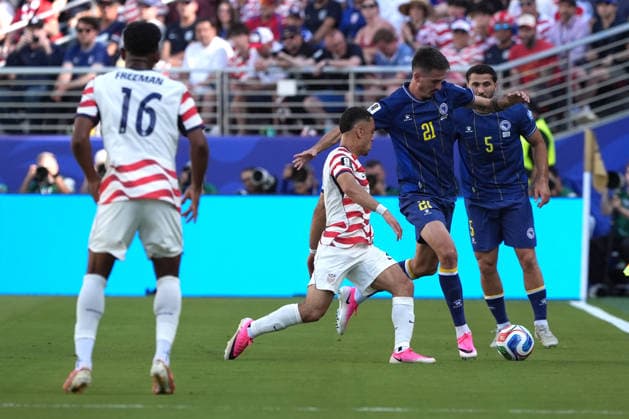 Sergino Dest (C) of United States vies for the ball with Stjepan Radeljic of Bosnia during the FIFA World Cup, WM, Weltmeisterschaft, Fussball 2026 Round of 32 match United States against Bosnia and Herzegovina at Levi s Stadium in Santa Clara, United States, 01 July 2026. FIFA WORLD CUP 2026 - Round of 32 - United States vs Bosnia and Herzegovina !ACHTUNG: NUR REDAKTIONELLE NUTZUNG!  Copyright: xOmarxAlonsox GR4038 20260702-55020771022_1