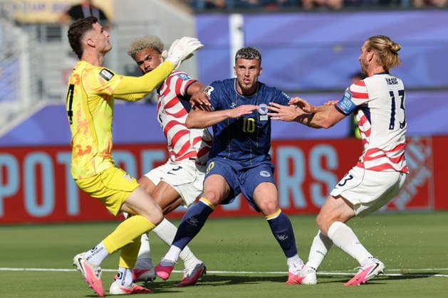 FIFA World Cup, WM, Weltmeisterschaft, Fussball 2026 - Round of 32 - USA vs Bosnia and Herzegovina Ermedin Demirovic of Bosnia and Herzegovina (2-R) in action against (L-R) goalkeeper Matt Freese (L) , Antonee Robinson (2-L), and Tim Ream (R) of USA during the FIFA World Cup 2026 Round of 32 match USA against Bosnia and Herzegovina, in San Francisco, Califronia, USA, 01 July 2026. SANTA CLARA United States  Copyright: xBENJAMINxFANJOYx
