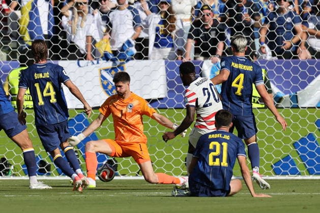 FIFA World Cup, WM, Weltmeisterschaft, Fussball 2026 - Round of 32 - USA vs Bosnia and Herzegovina Folarin Balogun of USA (C) scores the 1-0 goal against goalkeeper Nikola Vasilj of Bosnia and Herzegovina during the FIFA World Cup 2026 Round of 32 match USA against Bosnia and Herzegovina, in San Francisco, Califronia, USA, 01 July 2026. SANTA CLARA United States  Copyright: xBENJAMINxFANJOYx
