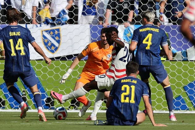FIFA World Cup, WM, Weltmeisterschaft, Fussball 2026 - Round of 32 - USA vs Bosnia and Herzegovina Folarin Balogun of USA (C) scores the 1-0 goal against goalkeeper Nikola Vasilj of Bosnia and Herzegovina during the FIFA World Cup 2026 Round of 32 match USA against Bosnia and Herzegovina, in San Francisco, Califronia, USA, 01 July 2026. SANTA CLARA United States  Copyright: xBENJAMINxFANJOYx