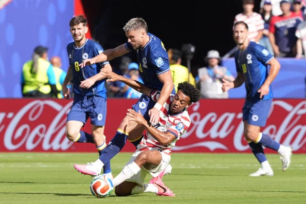Tyler Adams (R) of United States vies for the ball with Ermedin Demirovic of Bosnia during the FIFA World Cup, WM, Weltmeisterschaft, Fussball 2026 Round of 32 match United States against Bosnia and Herzegovina at Levi s Stadium in Santa Clara, United States, 01 July 2026. FIFA WORLD CUP 2026 - Round of 32 - United States vs Bosnia and Herzegovina !ACHTUNG: NUR REDAKTIONELLE NUTZUNG!  Copyright: xOmarxAlonsox GR4040 20260702-55020771083_1