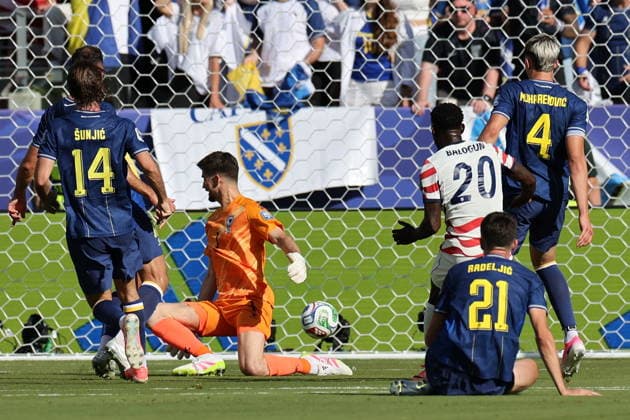 FIFA World Cup, WM, Weltmeisterschaft, Fussball 2026 - Round of 32 - USA vs Bosnia and Herzegovina Folarin Balogun of USA (2-R) scores the 1-0 goal against goalkeeper Nikola Vasilj of Bosnia and Herzegovina during the FIFA World Cup 2026 Round of 32 match USA against Bosnia and Herzegovina, in San Francisco, Califronia, USA, 01 July 2026. SANTA CLARA United States  Copyright: xBENJAMINxFANJOYx