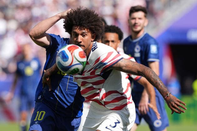 Chris Richards (R) of United States vies for the ball with Ermedin Demirovic of Bosnia during the FIFA World Cup, WM, Weltmeisterschaft, Fussball 2026 Round of 32 match United States against Bosnia and Herzegovina at Levi s Stadium in Santa Clara, United States, 01 July 2026. FIFA WORLD CUP 2026 - Round of 32 - United States vs Bosnia and Herzegovina !ACHTUNG: NUR REDAKTIONELLE NUTZUNG!  Copyright: xOmarxAlonsox GR4039 20260702-55020771084_1