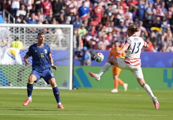 USA v Bosnia and Herzegovina - FIFA World Cup, WM, Weltmeisterschaft, Fussball 2026 - Round of 32 SANTA CLARA, CALIFORNIA - JULY 1: Tim Ream (13) of USA in action against Edin Dzeko (11) of Bosnia and Herzegovina during the 2026 FIFA World Cup Round of 32 match between USA vs Bosnia and Herzegovina at the San Francisco Stadium (Levi s Stadium) in Santa Clara, California, United States on July 1, 2026. Tayfun Coskun Anadolu California United States. Editorial use only. Please get in touch for any other usage.  Copyright: x2026xAnadoluxTayfunxCoskunx