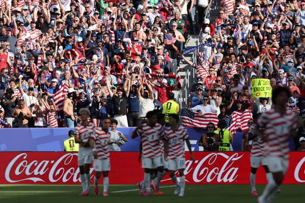 FIFA World Cup, WM, Weltmeisterschaft, Fussball 2026 - Round of 32 - USA vs Bosnia and Herzegovina Supporters of USA celebrate the 1-0 goal during the FIFA World Cup 2026 Round of 32 match USA against Bosnia and Herzegovina, in San Francisco, Califronia, USA, 01 July 2026. SANTA CLARA United States  Copyright: xBENJAMINxFANJOYx