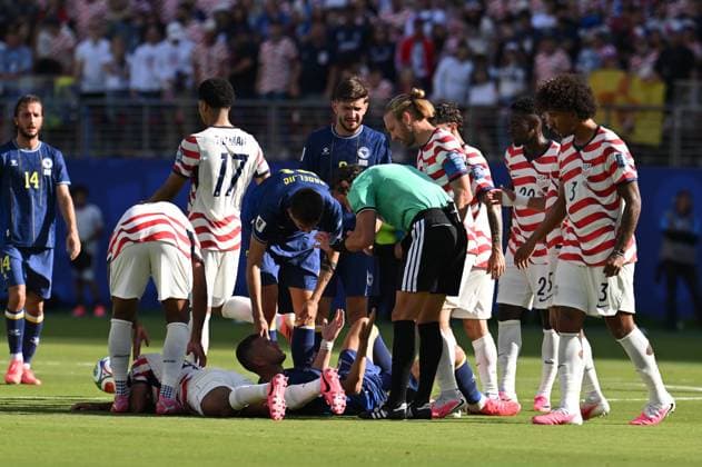 USA v Bosnia and Herzegovina - FIFA World Cup, WM, Weltmeisterschaft, Fussball 2026 - Round of 32 SANTA CLARA, CALIFORNIA - JULY 1: Edin Dzeko (11) of Bosnia and Herzegovina falls down during the 2026 FIFA World Cup Round of 32 match between USA vs Bosnia and Herzegovina at the San Francisco Stadium (Levi s Stadium) in Santa Clara, California, United States on July 1, 2026. Tayfun Coskun Anadolu California United States. Editorial use only. Please get in touch for any other usage.  Copyright: x2026xAnadoluxTayfunxCoskunx