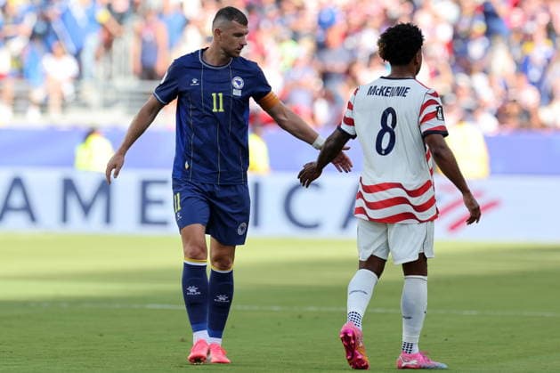 FIFA World Cup, WM, Weltmeisterschaft, Fussball 2026 - Round of 32 - USA vs Bosnia and Herzegovina Edin Dzeko of Bosnia and Herzegovina (L) interacts with Weston McKennie of USA (R) during the FIFA World Cup 2026 Round of 32 match USA against Bosnia and Herzegovina, in San Francisco, Califronia, USA, 01 July 2026. SANTA CLARA United States  Copyright: xBENJAMINxFANJOYx