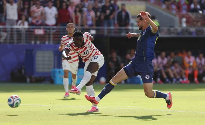 FIFA World Cup, WM, Weltmeisterschaft, Fussball 2026 - United States Of America v Bosnia and Herzegovina CALIFORNIA, UNITED STATES OF AMERICA, July 1: Folarin Balogun of United States men s national soccer team has a shot on goal during the FIFA World Cup 2026 match in the Round Of 32 between United States Of America v Bosnia and Herzegovina at San Francisco Stadium, Santa Clara, California, on 1 July. (Photo by DC Photo Crystal Pix) Santa Clara San Francisco Stadium United States Of America Copyright: xDCxPhotox xCrystaxPixx SportsxPressxPhotox Sportspressphoto_SPR182385