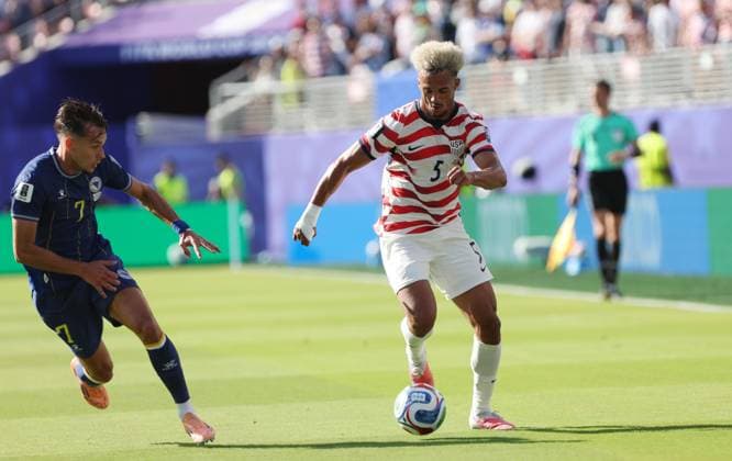 FIFA World Cup, WM, Weltmeisterschaft, Fussball 2026 - United States Of America v Bosnia and Herzegovina CALIFORNIA, UNITED STATES OF AMERICA, July 1: Antonee Robinson of United States men s national soccer team on the ball during the FIFA World Cup 2026 match in the Round Of 32 between United States Of America v Bosnia and Herzegovina at San Francisco Stadium, Santa Clara, California, on 1 July. (Photo by DC Photo Crystal Pix) Santa Clara San Francisco Stadium United States Of America Copyright: xDCxPhotox xCrystaxPixx SportsxPressxPhotox Sportspressphoto_SPR182390