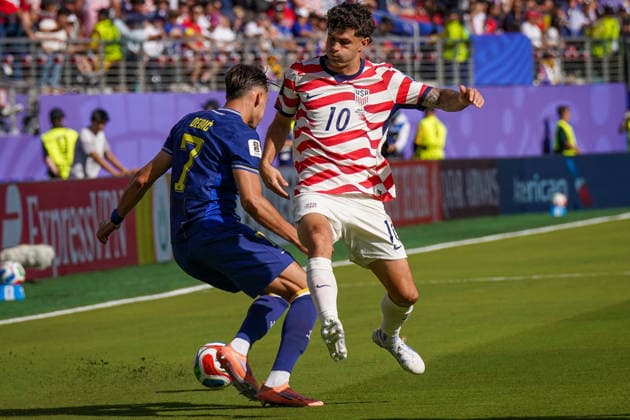 USA: Fußball FIFA World Cup, WM, Weltmeisterschaft, Fussball 2026, Sechzehntelfinale - USA vs Bosnien - Herzegowina im Levi™s Stadium (Santa Clara, San Francisco Bay Area, Kalifornien): Christian Pulisic (USA, 10) Amar DediÄ‡ Amar Dedic (Bosnien und Herzegowina 7) *** USA Soccer FIFA World Cup 2026, Round of 32: USA vs. Bosnia and Herzegovina at Levi’s Stadium in Santa Clara, San Francisco Bay Area, California. Christian Pulisic (USA), 10; Amar Dedic (Bosnia and Herzegovina), 7 Copyright: xJOERANxSTEINSIEKx