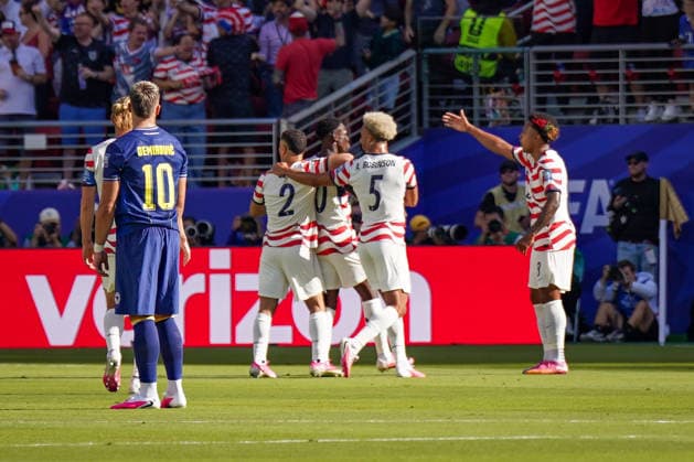 USA: Fußball FIFA World Cup, WM, Weltmeisterschaft, Fussball 2026, Sechzehntelfinale - USA vs Bosnien - Herzegowina im Levi™s Stadium (Santa Clara, San Francisco Bay Area, Kalifornien): Tor und Torjubel zum 1:0 durch Folarin Balogun (USA, 20) Freude, Emotionen, Jubel *** USA Soccer FIFA World Cup 2026, Round of 32: USA vs. Bosnia and Herzegovina at Levi’s™ Stadium in Santa Clara, San Francisco Bay Area, California. Goal and celebration following the 1–0 goal by Folarin Balogun (USA), 20: Joy, emotion, cheering Copyright: xJOERANxSTEINSIEKx