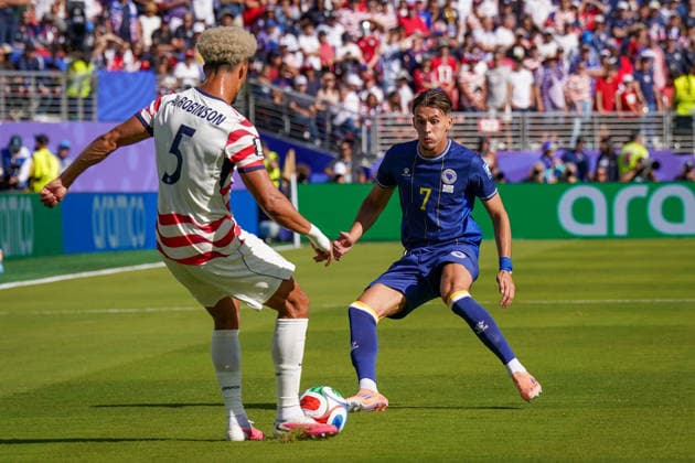 USA: Fußball FIFA World Cup, WM, Weltmeisterschaft, Fussball 2026, Sechzehntelfinale - USA vs Bosnien - Herzegowina im Levi™s Stadium (Santa Clara, San Francisco Bay Area, Kalifornien): Amar DediÄ‡ Amar Dedic (Bosnien und Herzegowina 7) Antonee Robinson (USA, 5) *** USA Soccer 2026 FIFA World Cup, Round of 32: USA vs. Bosnia and Herzegovina at Levi’s Stadium in Santa Clara, San Francisco Bay Area, California. Amar Dedic, Bosnia and Herzegovina 7; Antonee Robinson, USA 5 Copyright: xJOERANxSTEINSIEKx