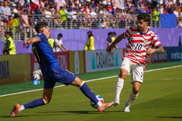USA: Fußball FIFA World Cup, WM, Weltmeisterschaft, Fussball 2026, Sechzehntelfinale - USA vs Bosnien - Herzegowina im Levi™s Stadium (Santa Clara, San Francisco Bay Area, Kalifornien): Christian Pulisic (USA, 10) Amar DediÄ‡ Amar Dedic (Bosnien und Herzegowina 7) *** USA Soccer FIFA World Cup 2026, Round of 32: USA vs. Bosnia and Herzegovina at Levi’s Stadium in Santa Clara, San Francisco Bay Area, California. Christian Pulisic (USA), 10; Amar Dedic (Bosnia and Herzegovina), 7 Copyright: xJOERANxSTEINSIEKx