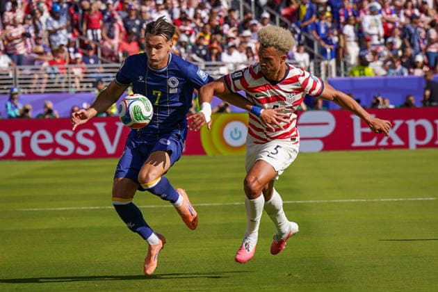 USA: Fußball FIFA World Cup, WM, Weltmeisterschaft, Fussball 2026, Sechzehntelfinale - USA vs Bosnien - Herzegowina im Levi™s Stadium (Santa Clara, San Francisco Bay Area, Kalifornien): Amar DediÄ‡ Amar Dedic (Bosnien und Herzegowina 7) Antonee Robinson (USA, 5) *** USA Soccer 2026 FIFA World Cup, Round of 32: USA vs. Bosnia and Herzegovina at Levi’s Stadium in Santa Clara, San Francisco Bay Area, California. Amar Dedic, Bosnia and Herzegovina 7; Antonee Robinson, USA 5 Copyright: xJOERANxSTEINSIEKx