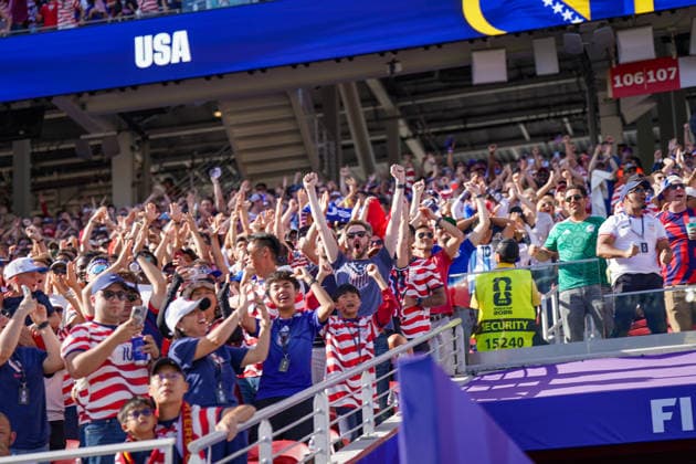 USA: Fußball FIFA World Cup, WM, Weltmeisterschaft, Fussball 2026, Sechzehntelfinale - USA vs Bosnien - Herzegowina im Levi™s Stadium (Santa Clara, San Francisco Bay Area, Kalifornien): Tor und Torjubel zum 1:0 durch Folarin Balogun (USA, 20) Freude, Emotionen, Jubel Zuschauer, Fans, Tribüne *** USA Soccer FIFA World Cup 2026, Round of 32: USA vs. Bosnia and Herzegovina at Levi’s Stadium in Santa Clara, San Francisco Bay Area, California—Goal and goal celebration following the 1–0 score by Folarin Balogun (USA), 20—Joy, emotions, cheering spectators, fans, stands Copyright: xJOERANxSTEINSIEKx